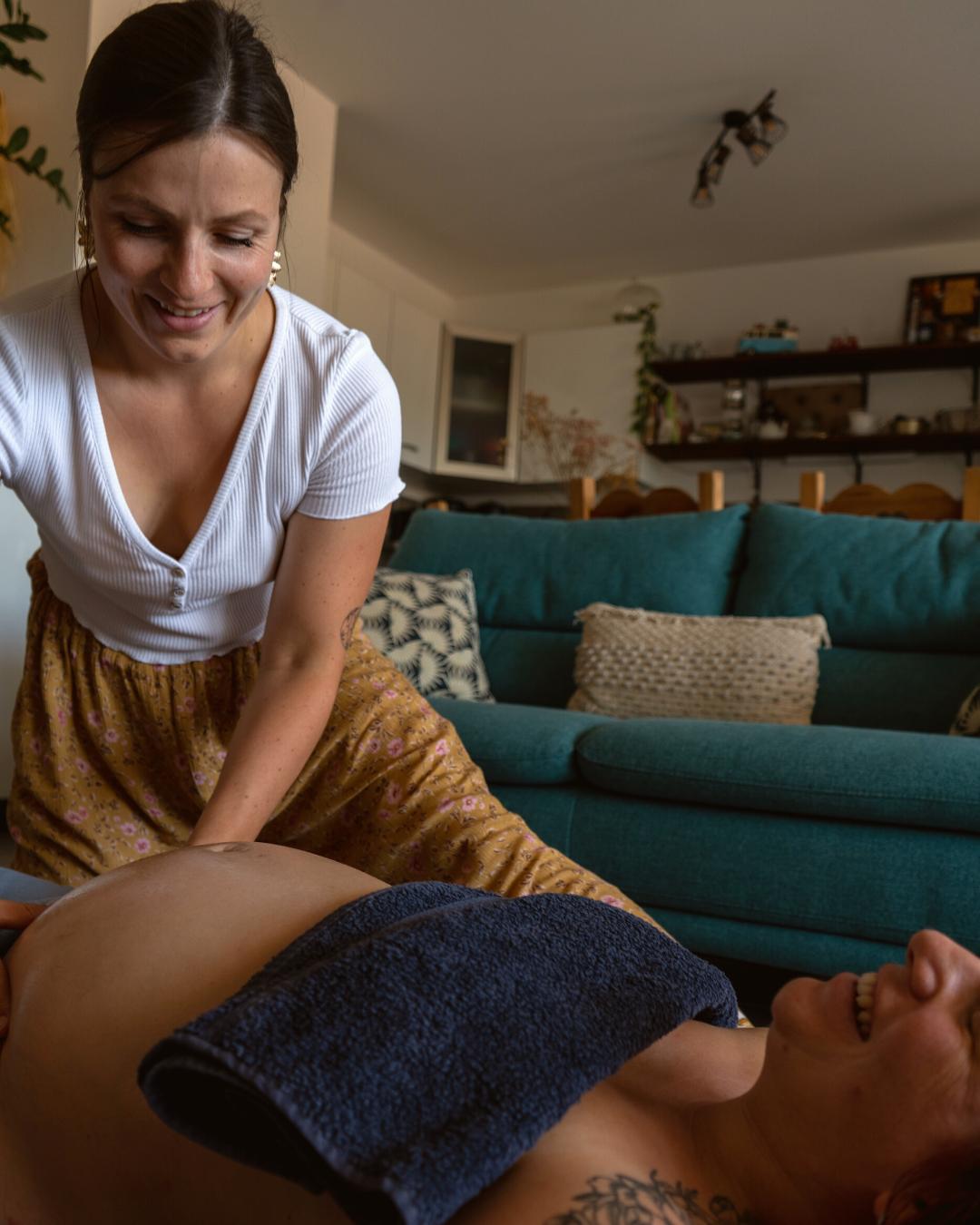 Photo d'une femme carressant son ventre