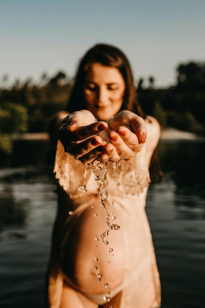 Photo d'une femme carressant son ventre