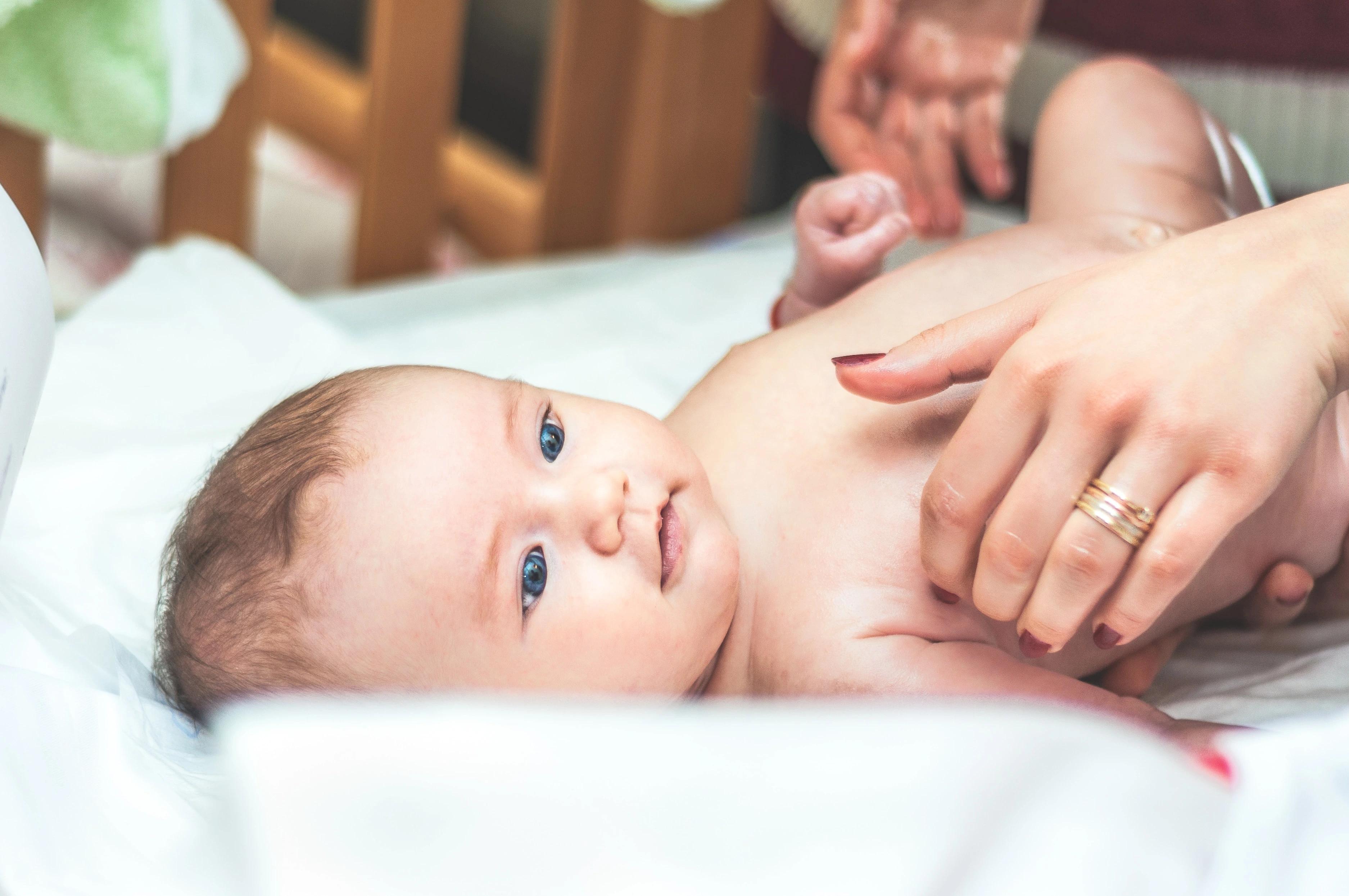 Nouveau né se faisant masser par sa mère