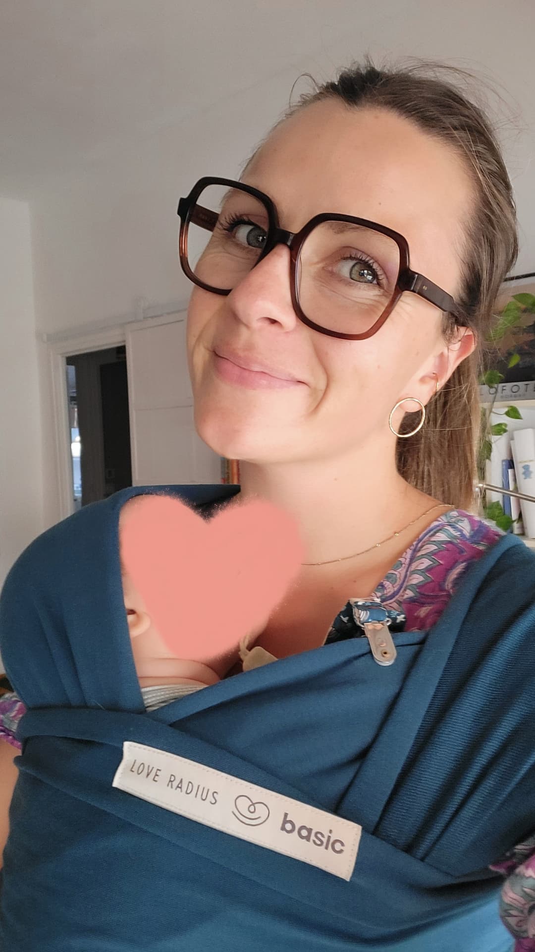 Photo de Roxane doula en atelier de portage