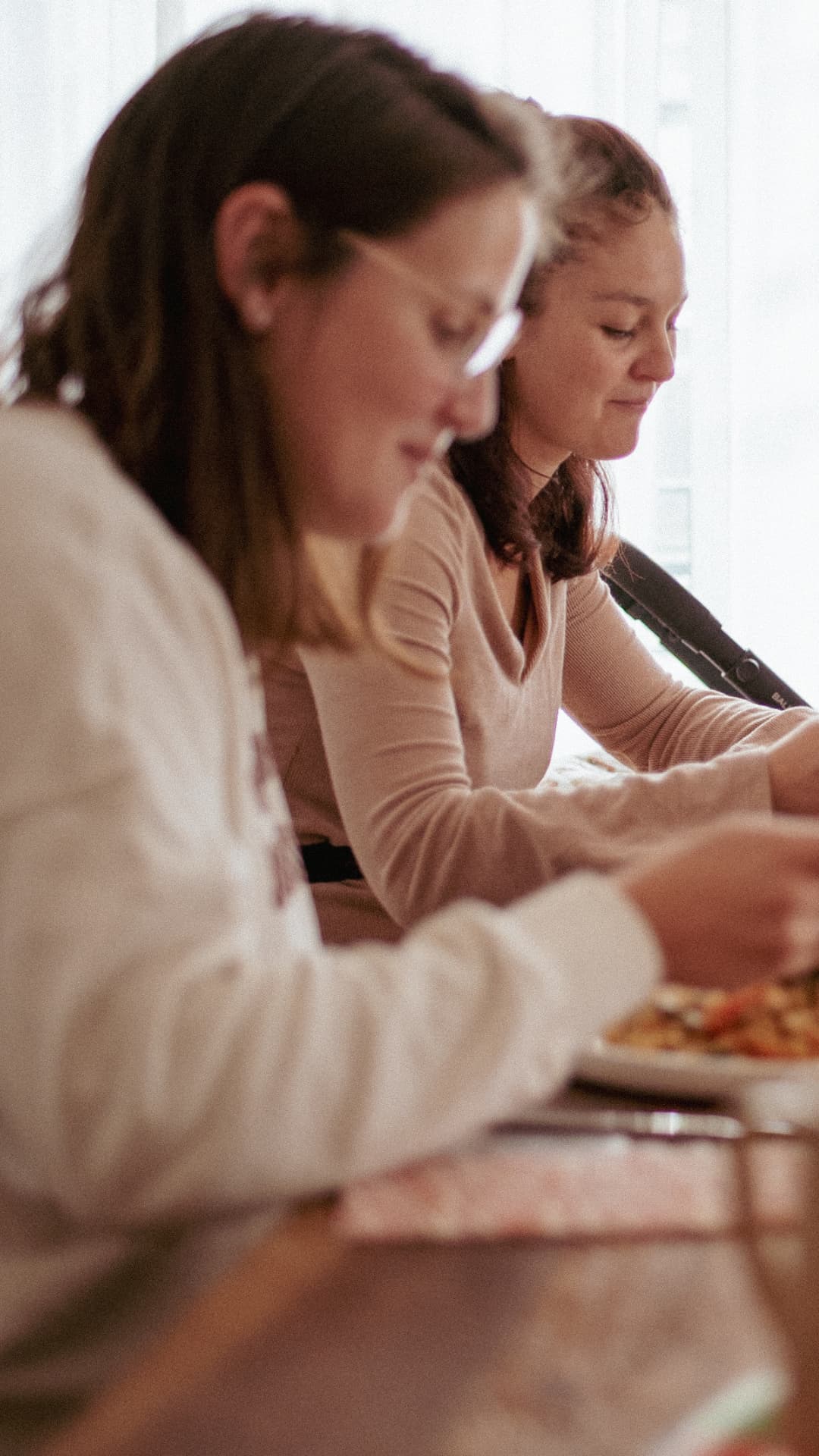 Deux amies assises à une table