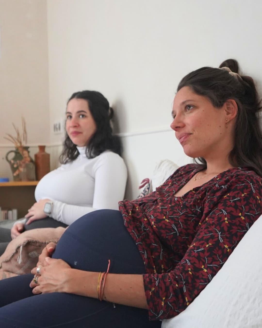 Photo d'une femme carressant son ventre